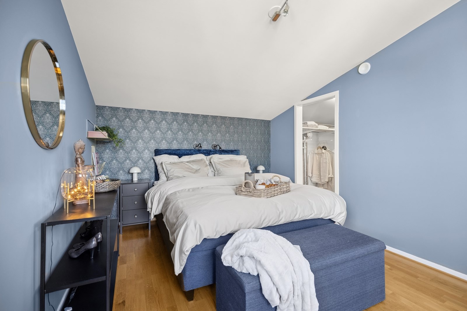 Soverommene er holdt i samme stil og materialvalg som resten av boligen, med lyse og fine rom, parkett på gulvet og vannbåren varme. Galleribilde