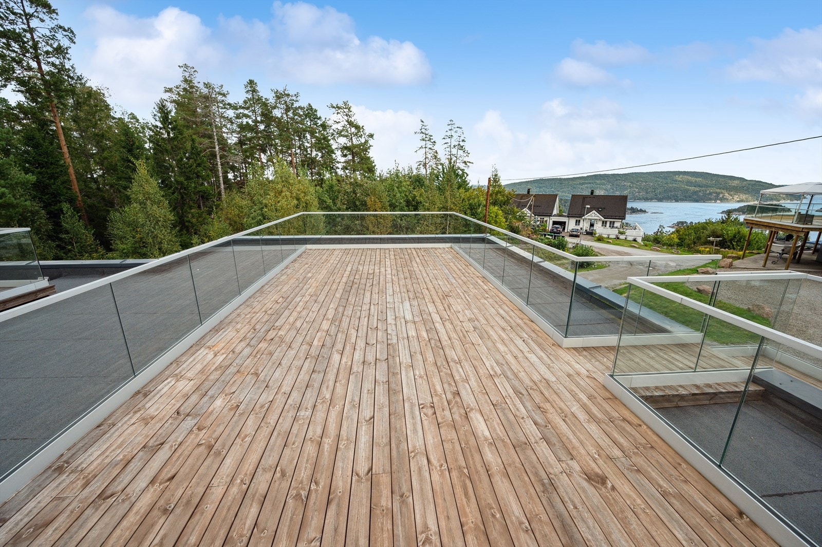 Her kan sommerdagene nytes på denne solrike 42 kvm takterrassen! Galleribilde