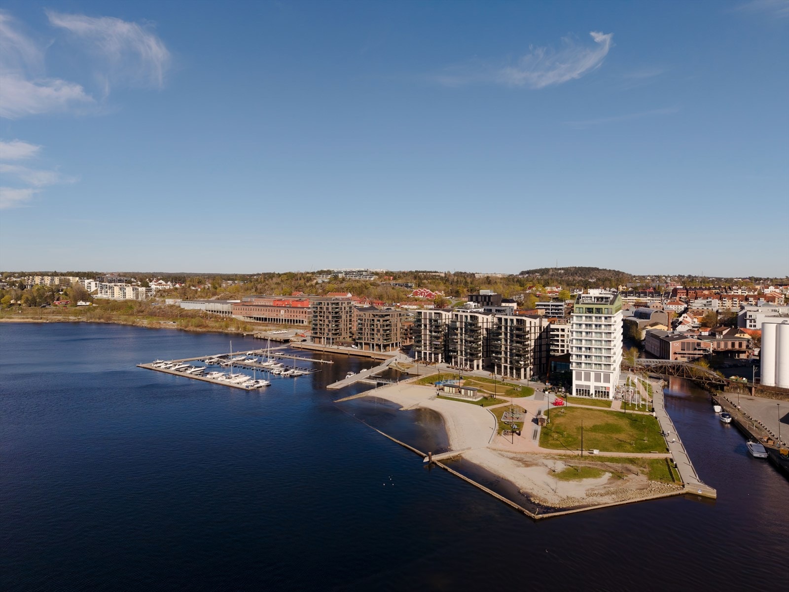 Bo med sjøen som nærmeste nabo og gangavstand til byens pulserende liv. Galleribilde