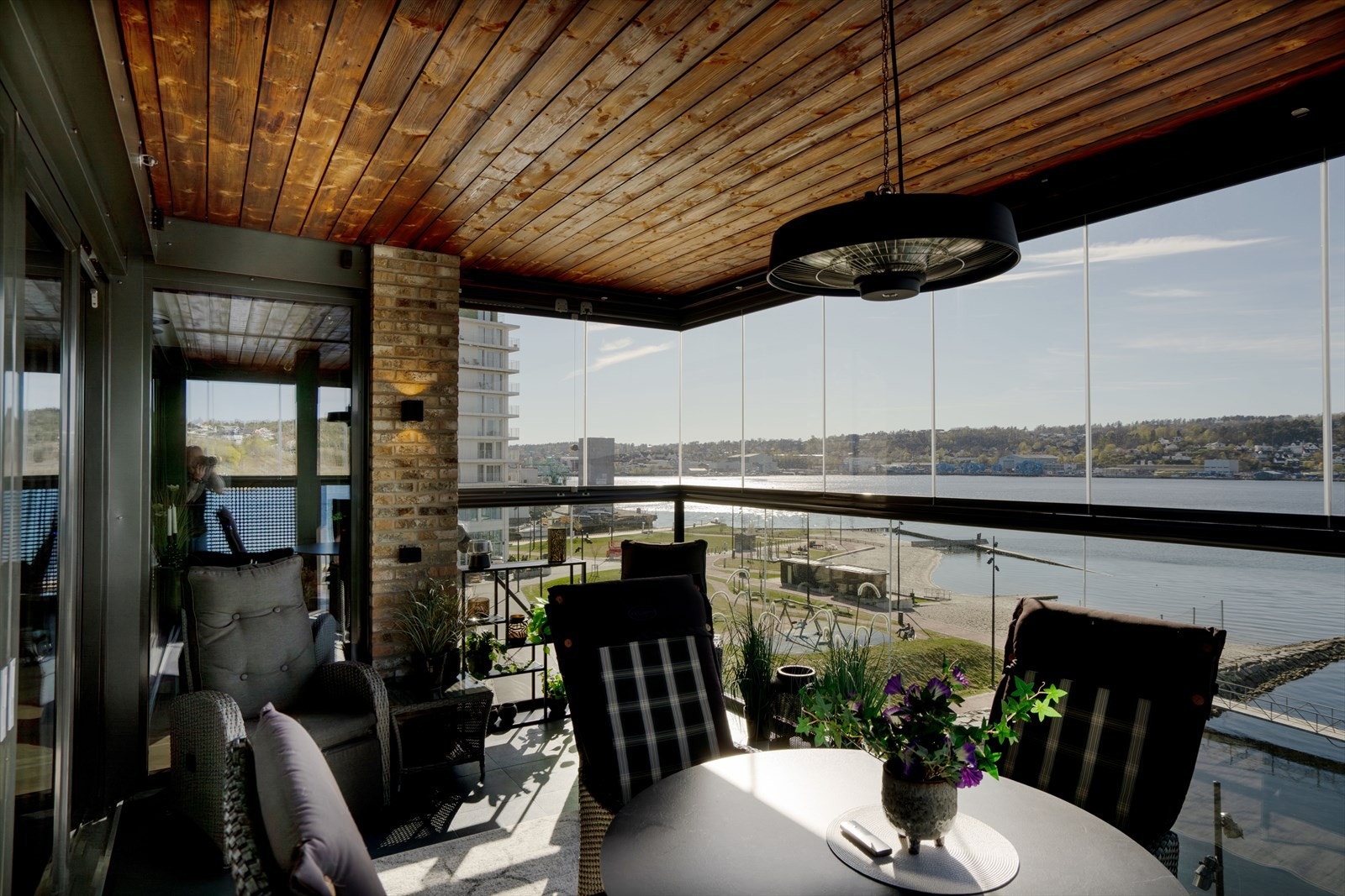 En dyp balkong med god plass til ønsket utemøblement og grill. Galleribilde