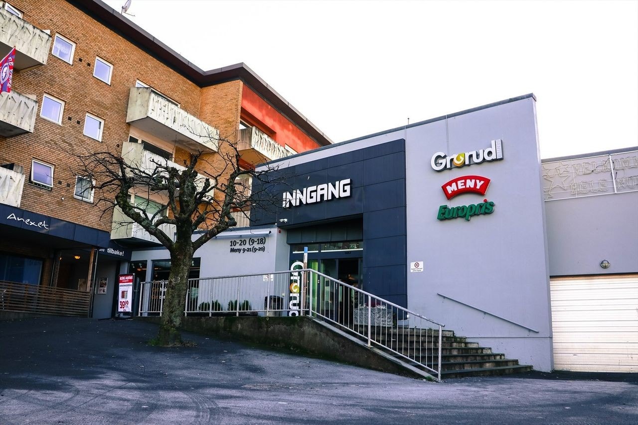 Grorud Senter tilbyr et rikt utvalg av tjenester, inkludert post- og banktjenester, minibank, apotek, helsekost, klær, interiør, kafeer/restauranter, vinmonopol, frisør, lege og tannlege. Galleribilde