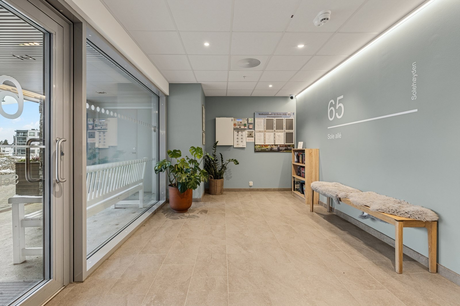Hyggelig inngangsparti med eget bobliotek . Galleribilde