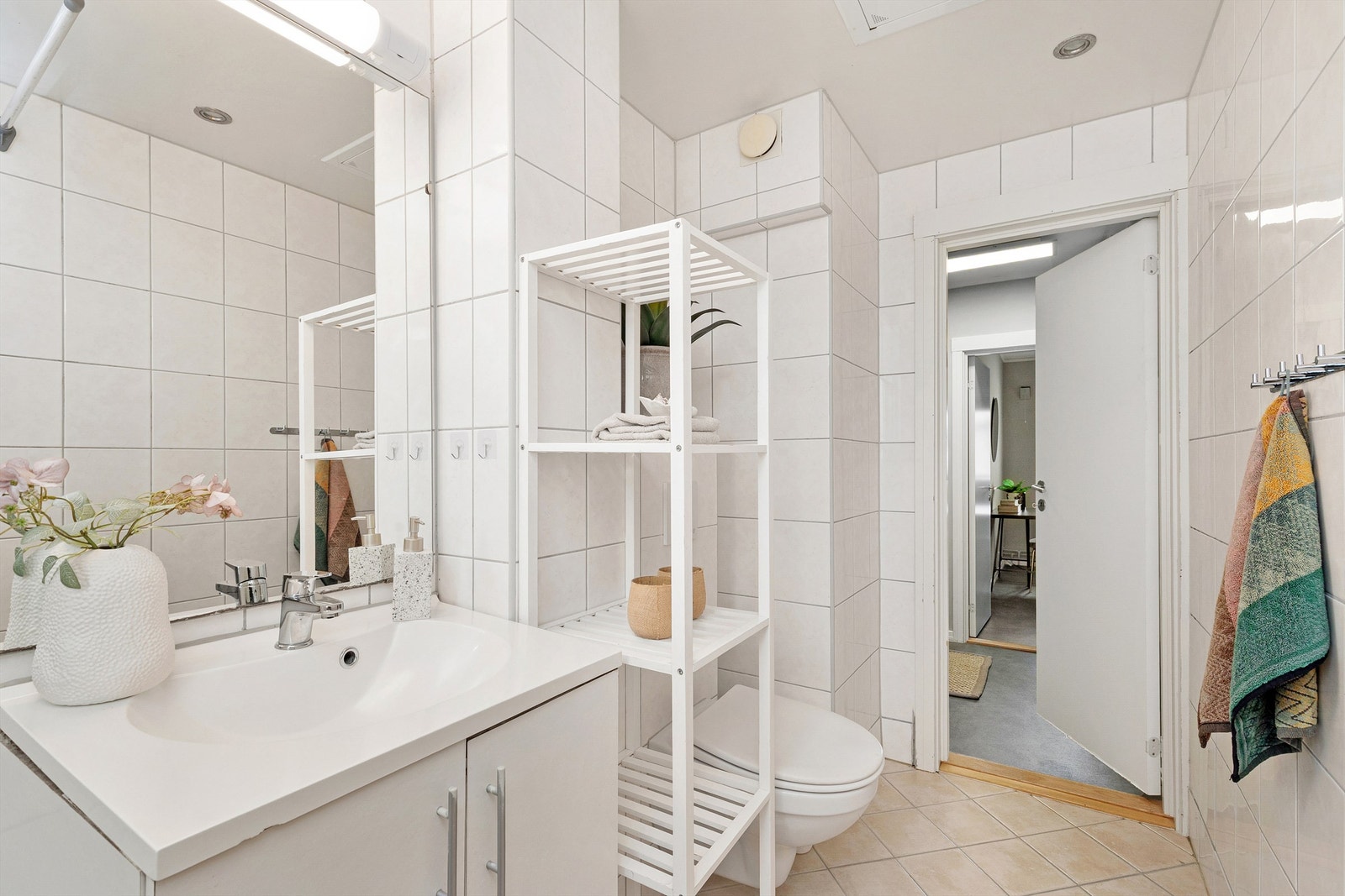 Badet har opplegg for vaskemaskin og det er gulvvarme Galleribilde