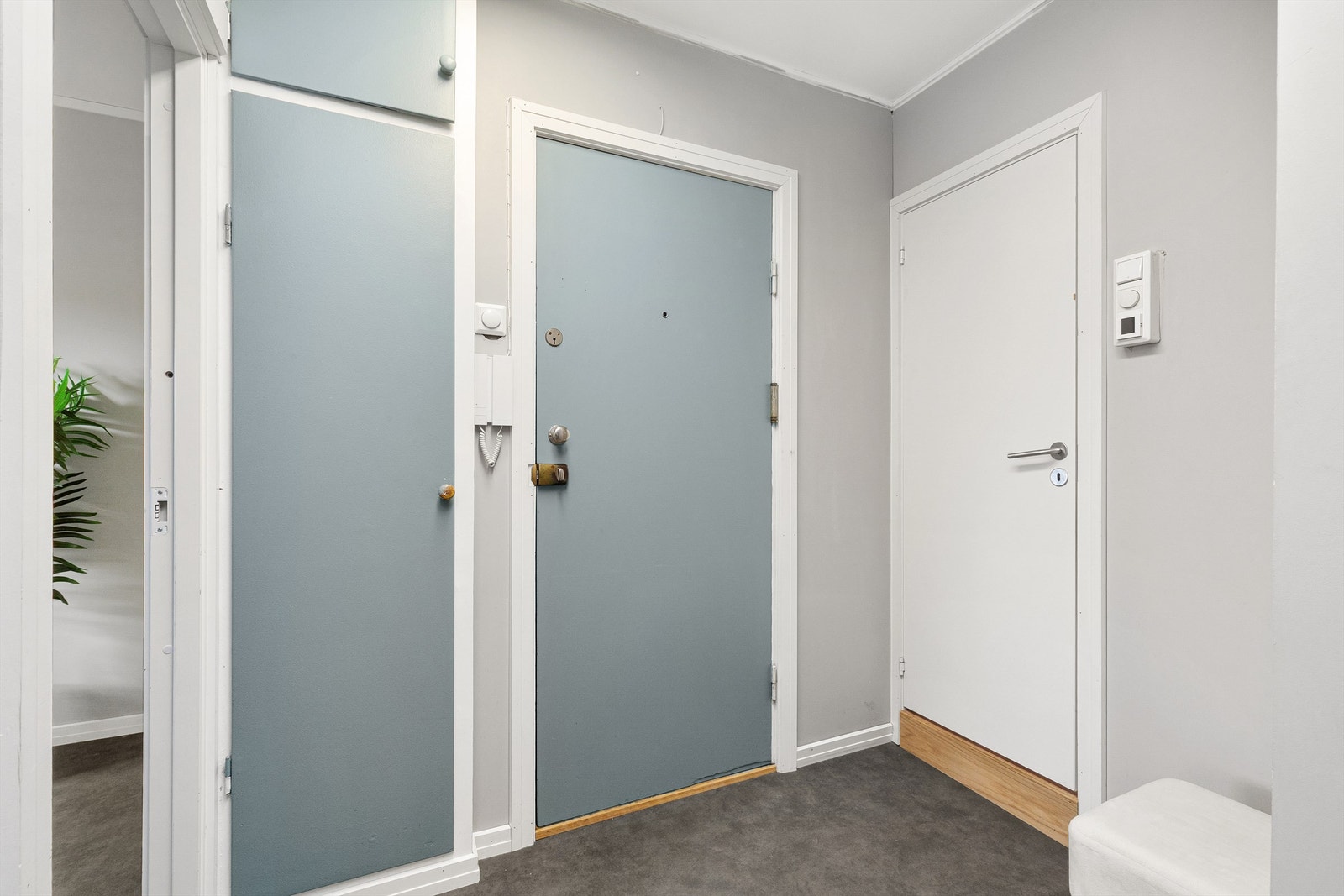 Plassbygget skap i entréen Galleribilde