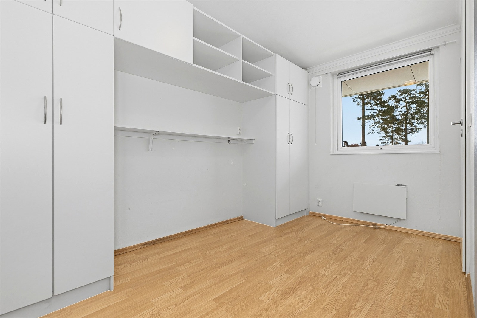 Soverom 1 med plassbygget garderobe Galleribilde