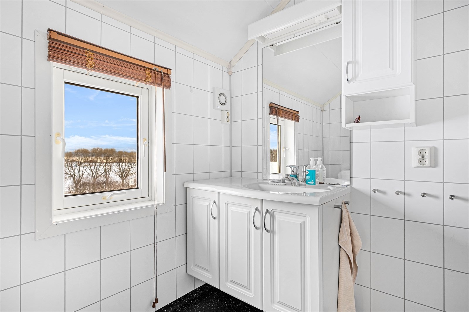 Badet har varmekabler i gulv Galleribilde