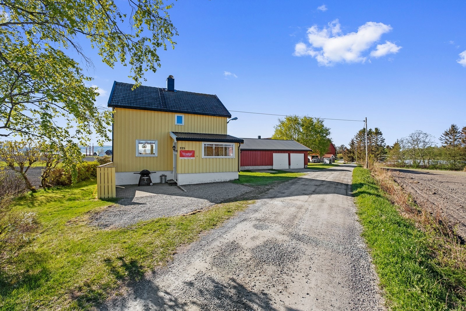 Stor dobbelgarasje med plass til 2 biler i tillegg til godt med lagerplass samt et isolert rom med innlagt vann og avløp (wc). Galleribilde
