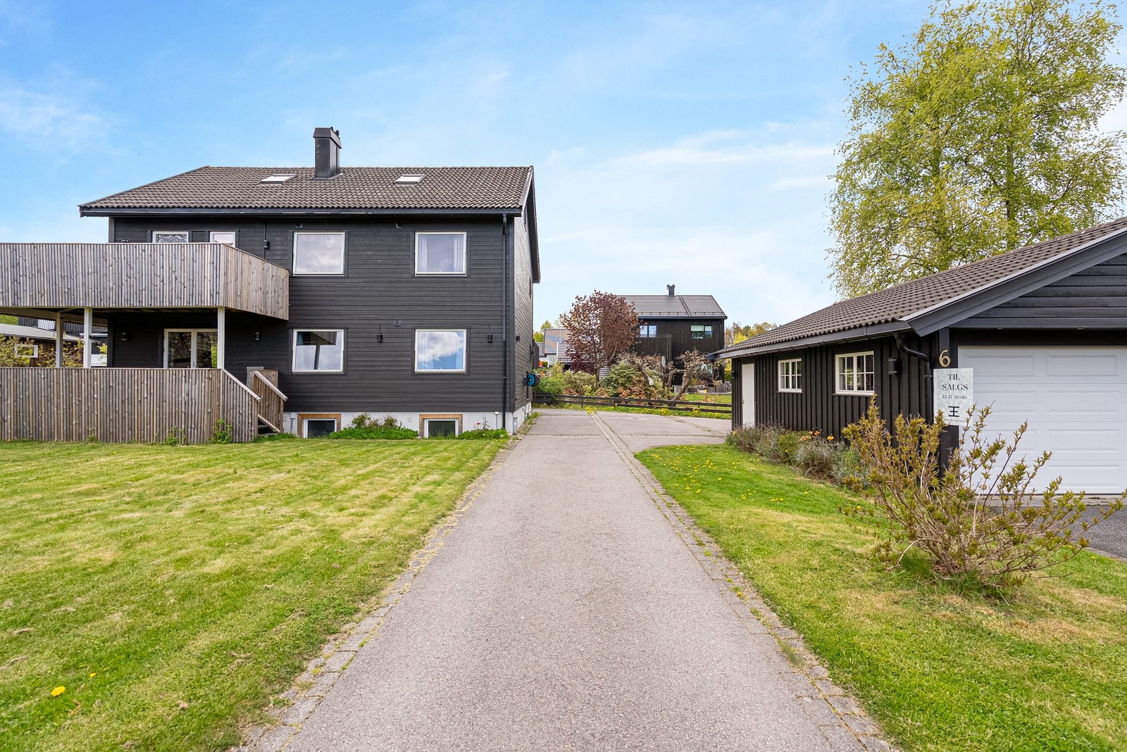 Stor gårdsplass med god plass til parkering Galleribilde