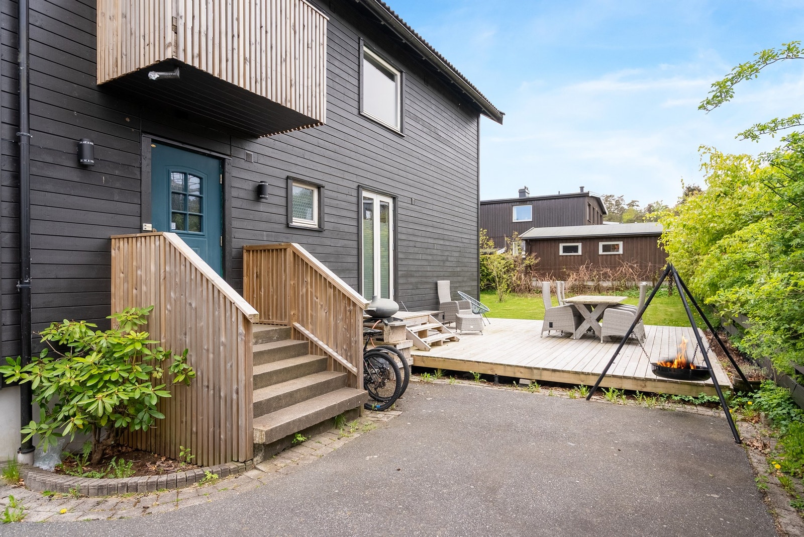 Hyggelig inngangsparti med uteplass Galleribilde