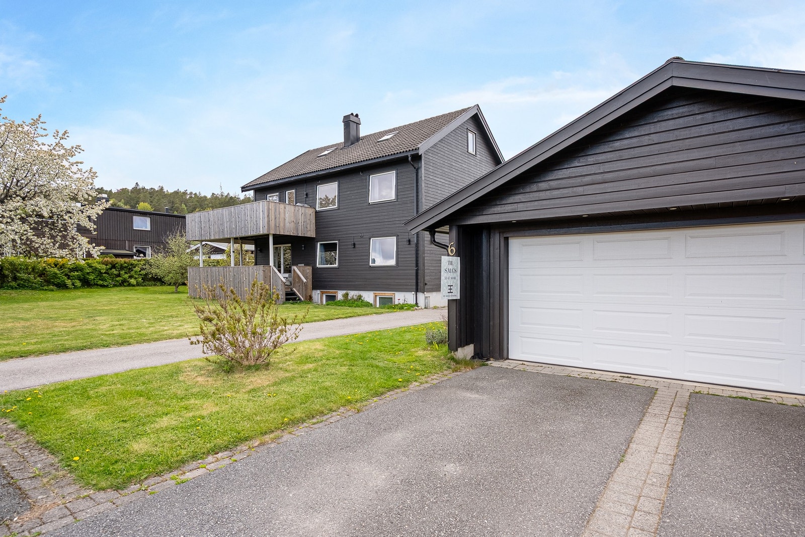 Dobbel garasje med egen sideinngang Galleribilde