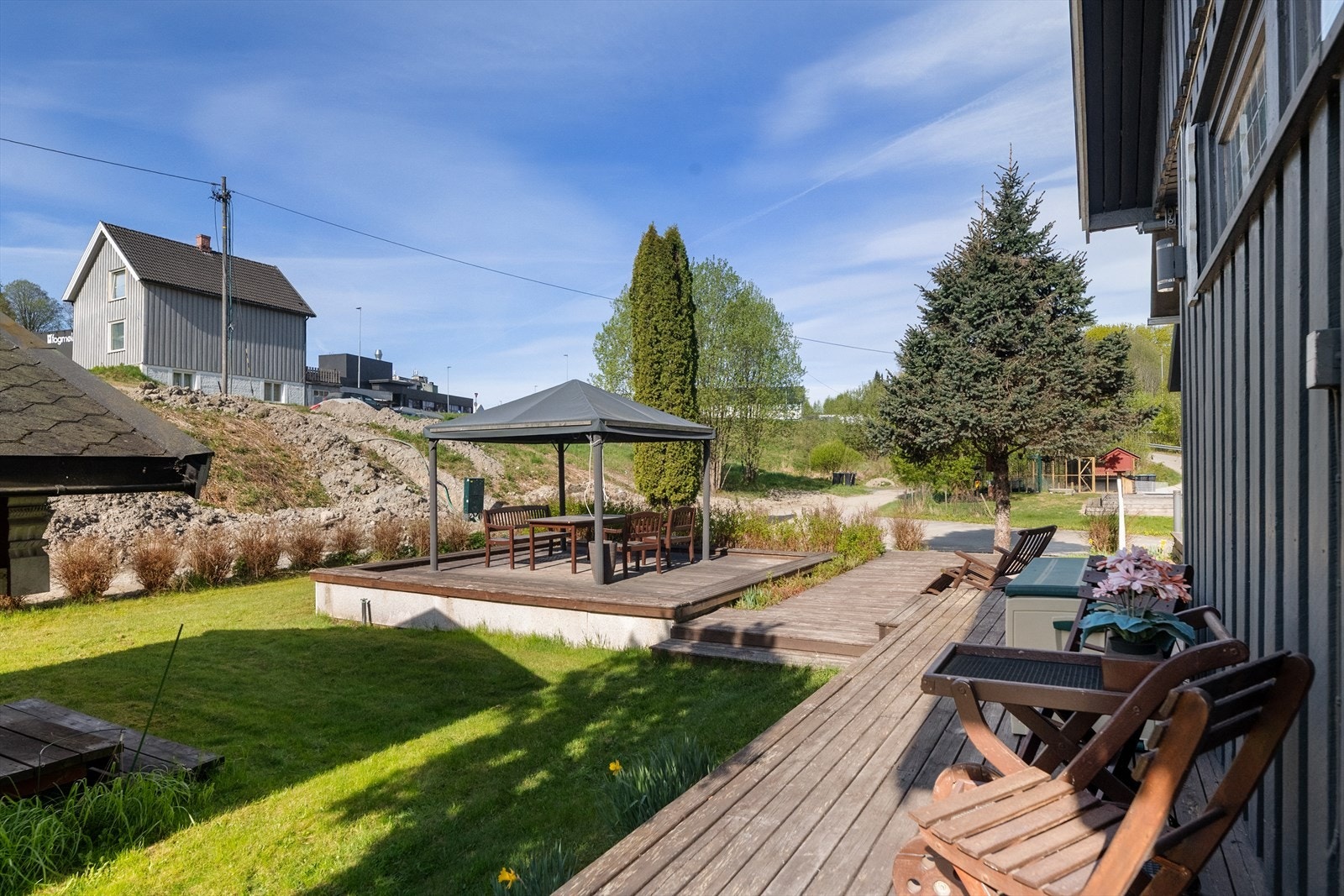 Videre er det ned til markterrasse hvor det er oppført terrasse med paviljong over tidligere basseng. Galleribilde