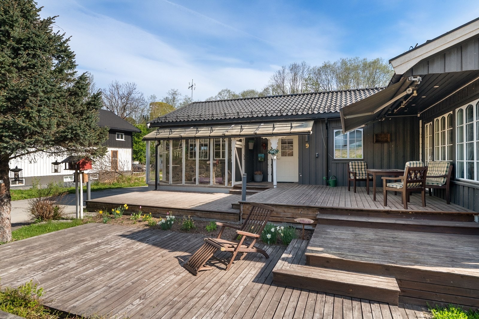 Boligen har ved inngangspartiet og ut fra stuen stor terrasse over to nivåer, med god plass for utemøbler og grill. Galleribilde