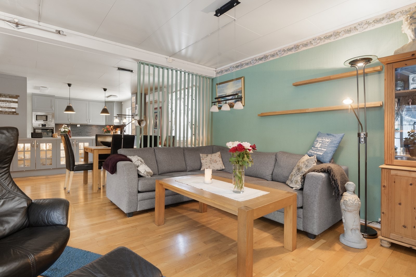 Stuen har plass til både sofagruppe og spisestue, pent adskilt med spilevegg mellom sonene. Galleribilde