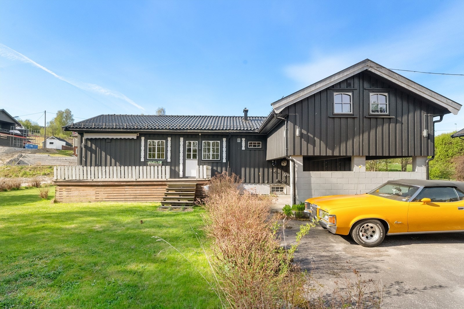 Romslig og velholdt tomt på 1 443 kvm som er rikt beplantet og opparbeidet rundt hele boligen, med store terrasser og hage med god plass for lek og aktiviteter. Galleribilde