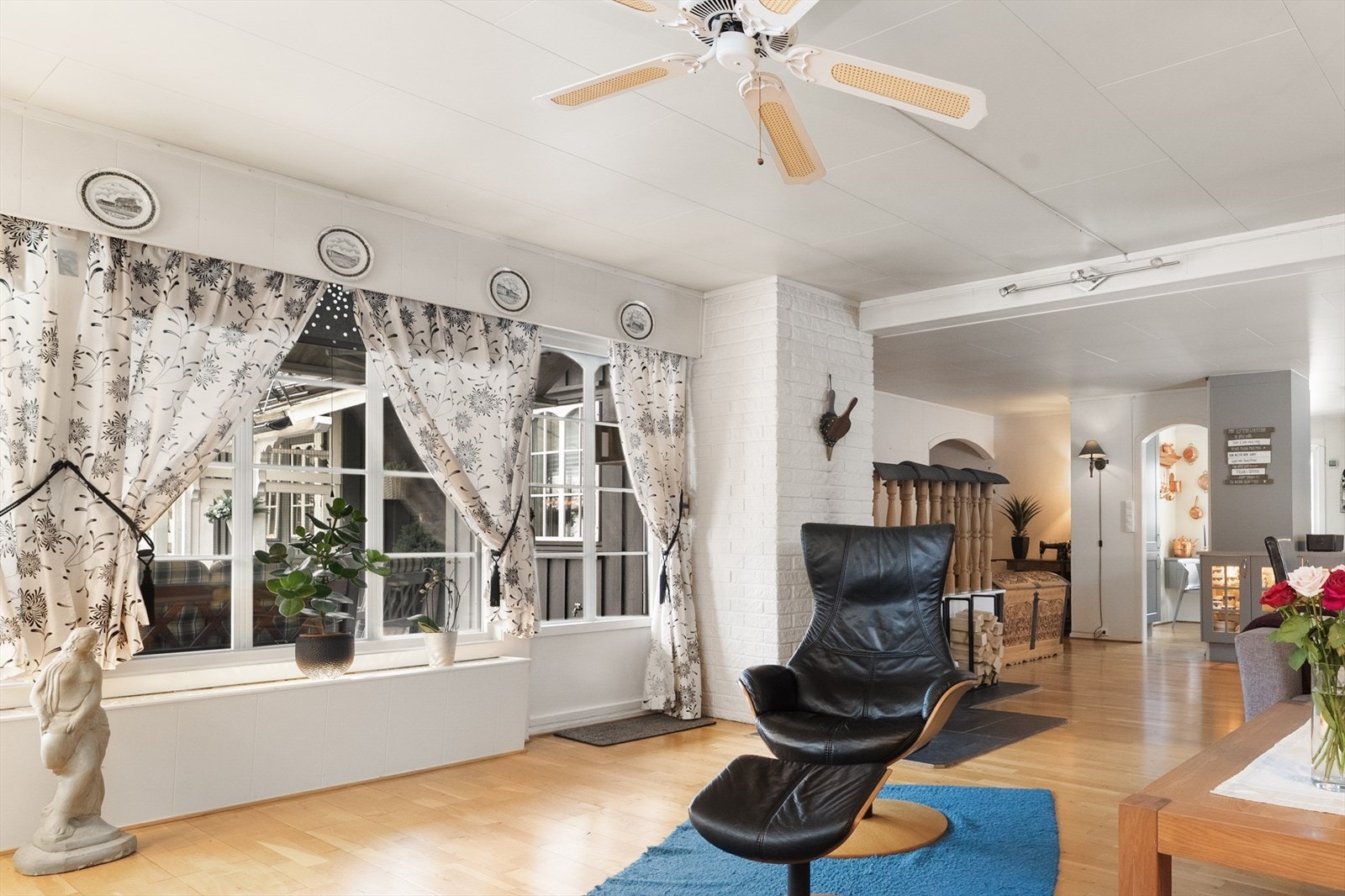 I stuen er det montert vedovn fra 2018 for lun varme på kaldere dager, og varmepumpe fra 2018. Galleribilde