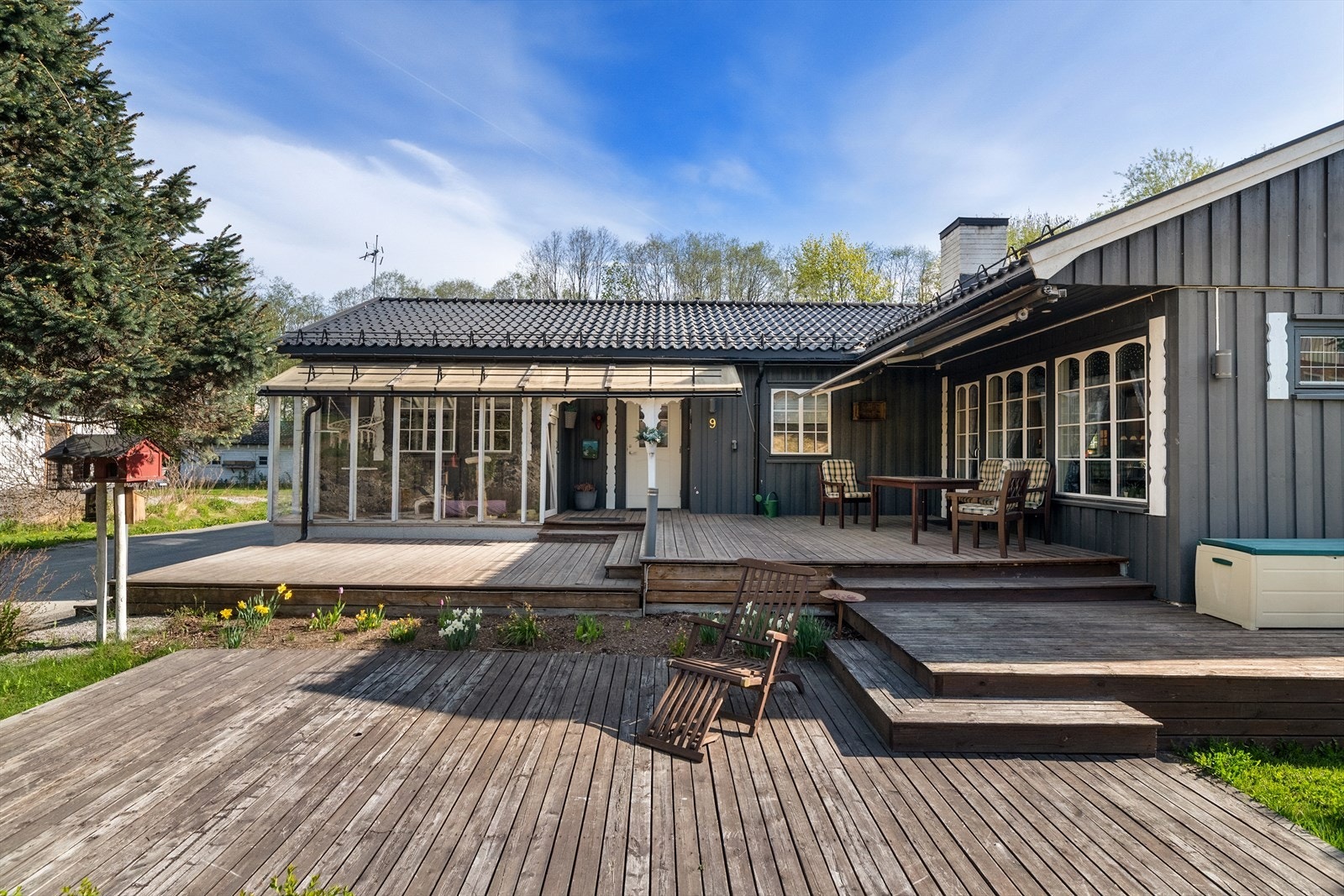 Fra stuen er det utgang til stor terrasse med god plass til utemøbler og grill. Terrassen har montert markise for solskjerming ved behov. Galleribilde