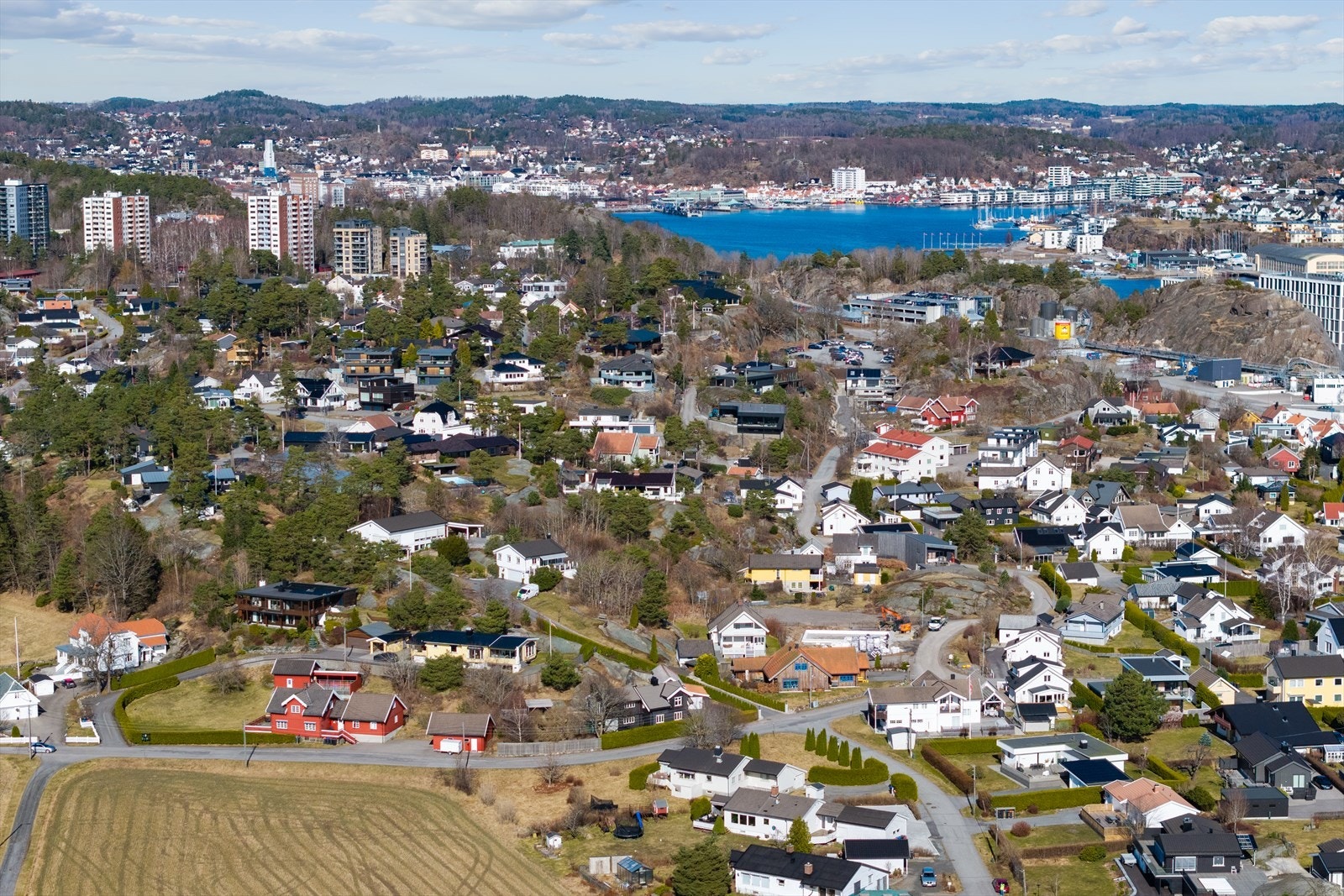 Soleveien 11 gir deg det beste av to verdener - rolige, grønne omgivelser med nærhet til sjø, skog og friluftsliv, samtidig som byens tilbud og fasiliteter er lett tilgjengelige. Galleribilde