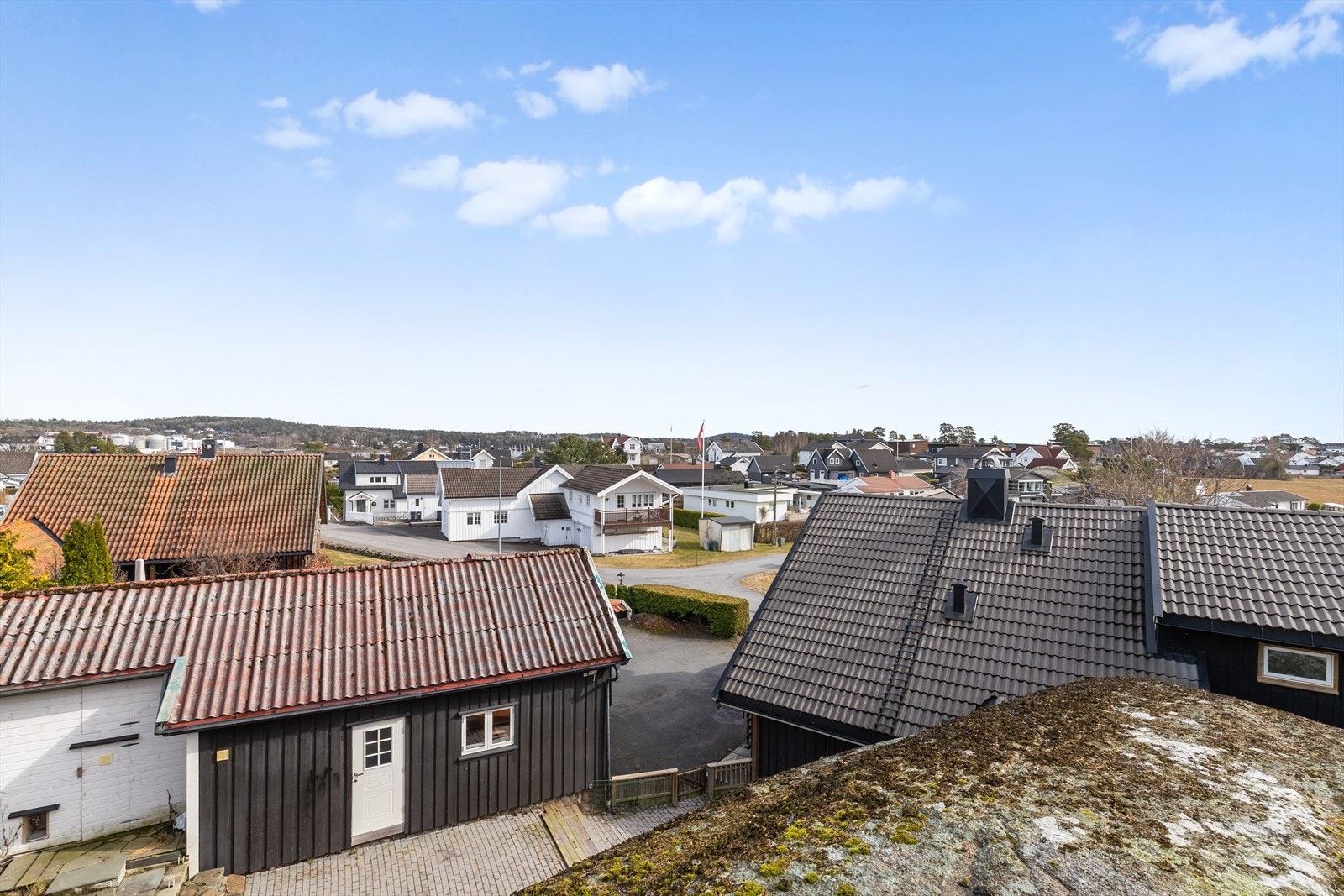 Knaus med utsyn mot sjøen som understreker eiendommens nære tilknytning til fjorden. Galleribilde