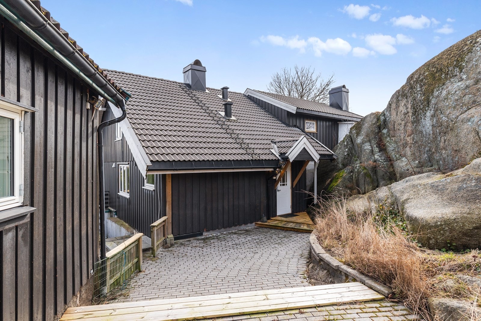 Tomten byr på rikelig med boltreplass og mange hyggelige soner å ta i bruk. Galleribilde