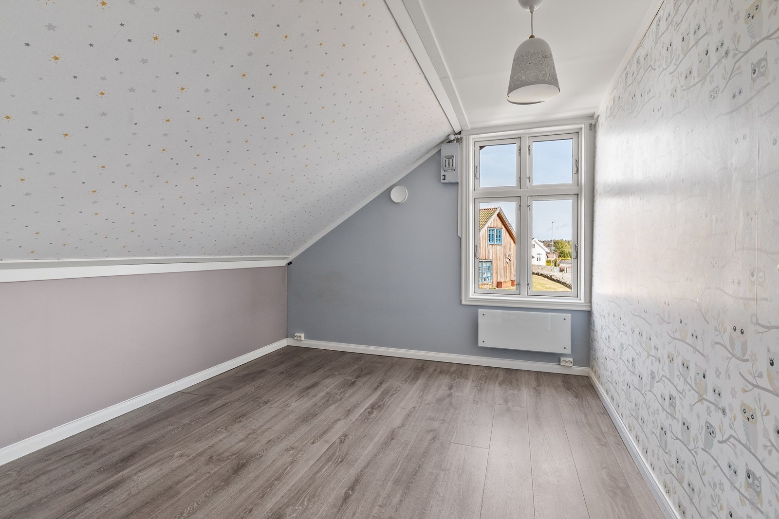 Soverom nr 2 opp i 2. etasje er noe mindre med plass til seng og oppbevaring. Passer godt som barnerom eller kontor. Galleribilde