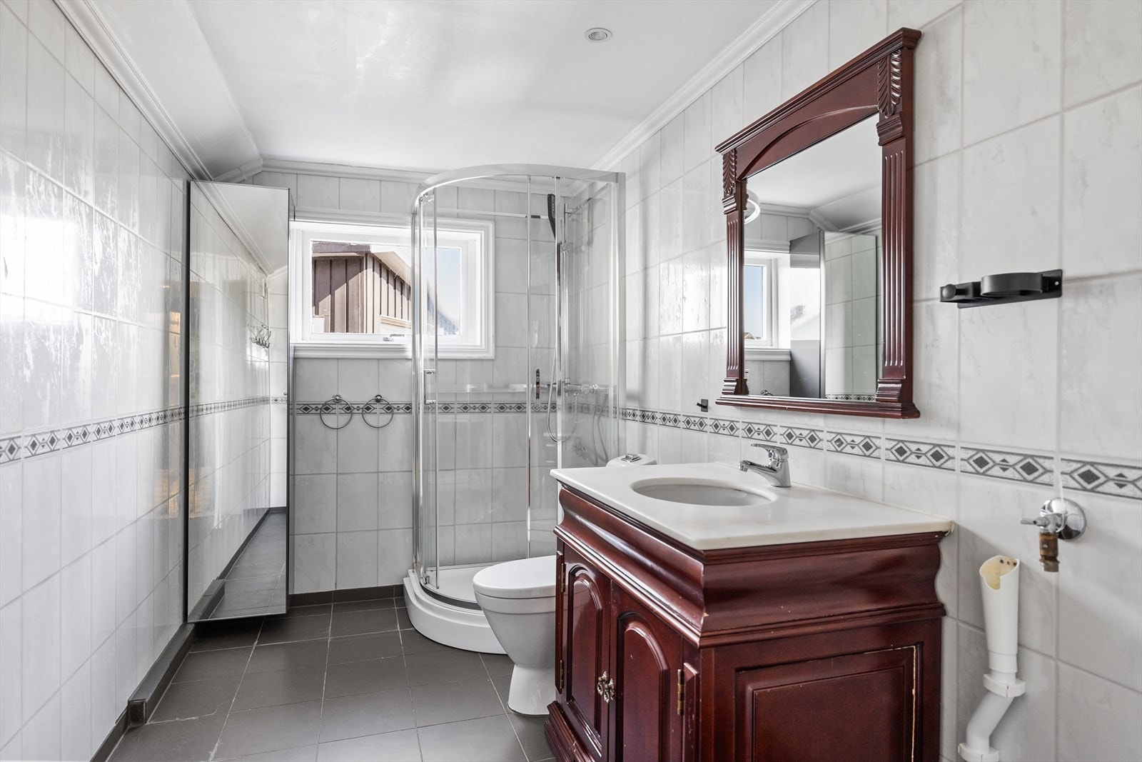 Badet i 1. etasjen er også modernisert for noen år siden og fremstår som funksjonelt. Galleribilde