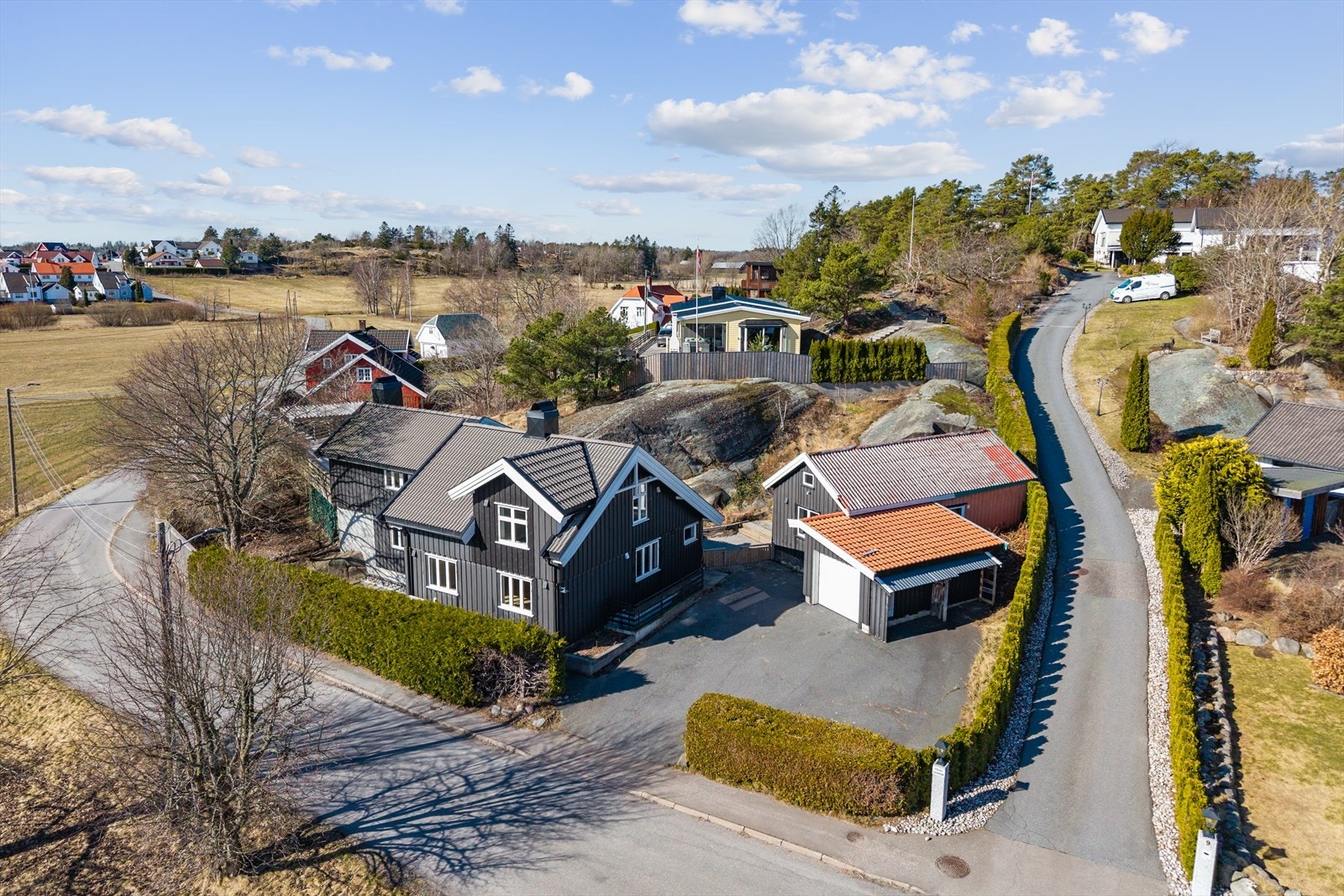 Velkommen til Soleveien 11 med båtplass, en spennende og sjarmerende eiendom med flott beliggenhet i et populært område. Galleribilde
