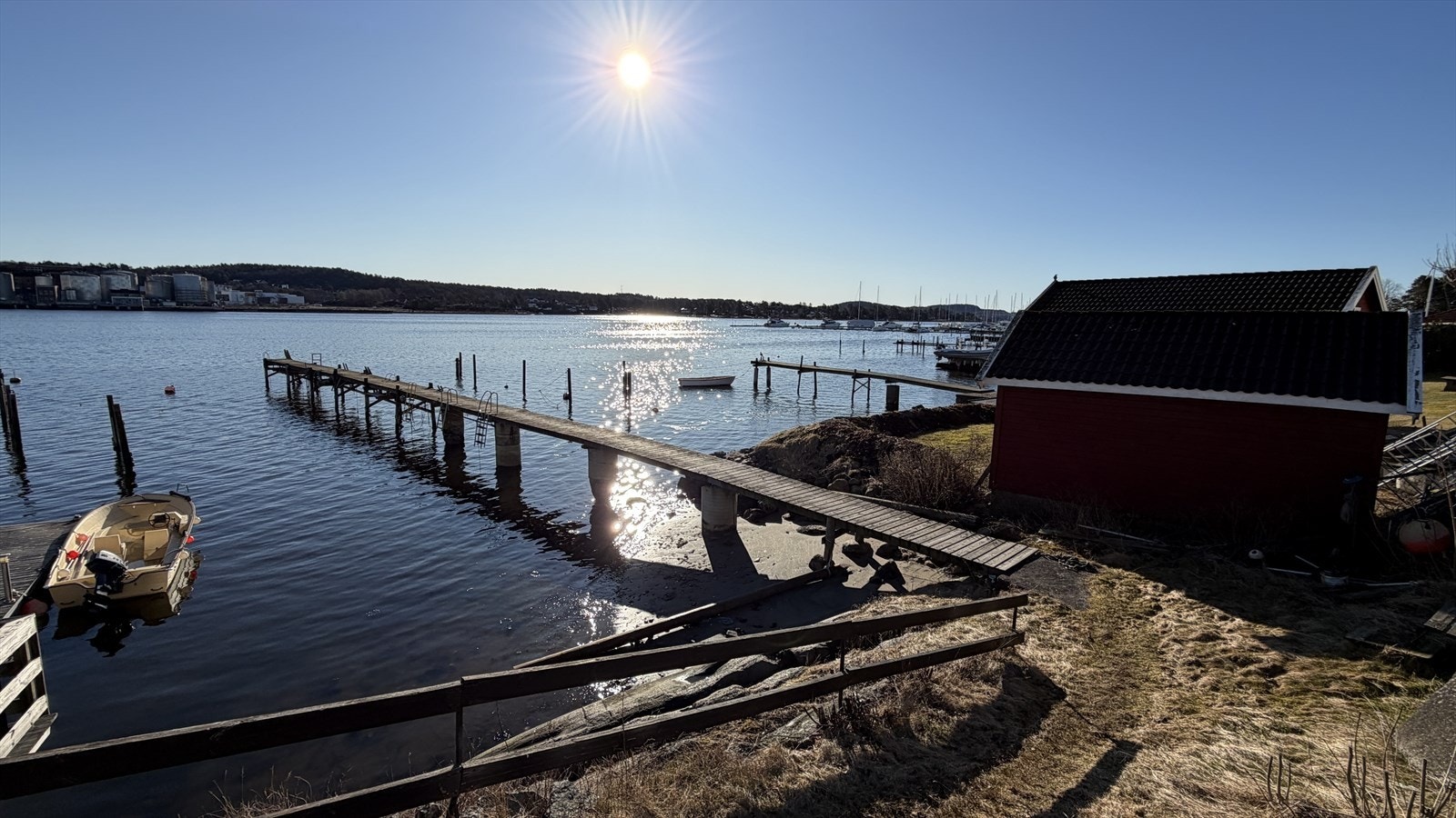 Det følger med båtplass i Ærfuglveien, og til denne eiendommen hører plass nr. 11. Galleribilde