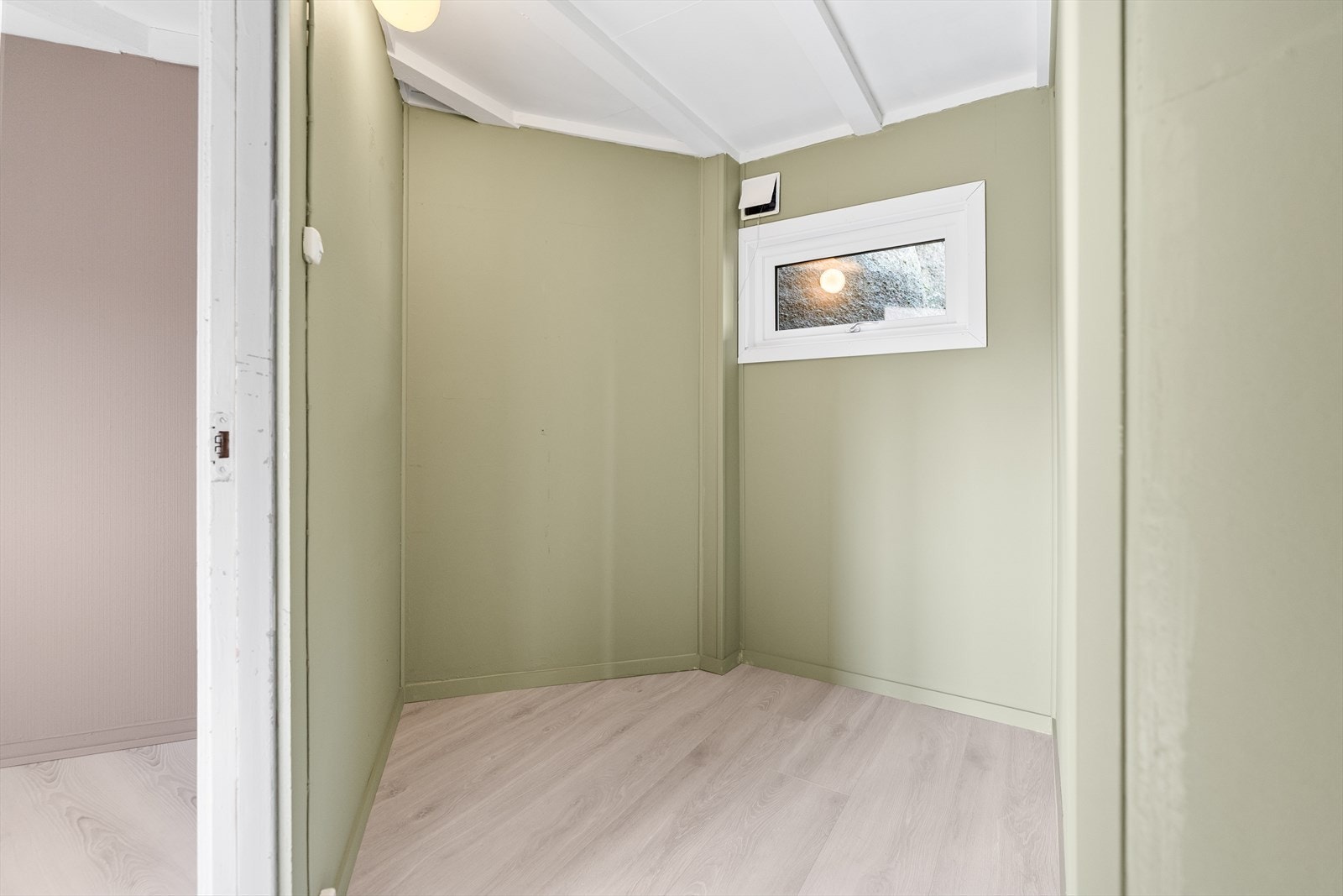 Dette rommet passer fint som en walk-inn garderobe med tilhørighet til soverommet i 1. etasje. Galleribilde