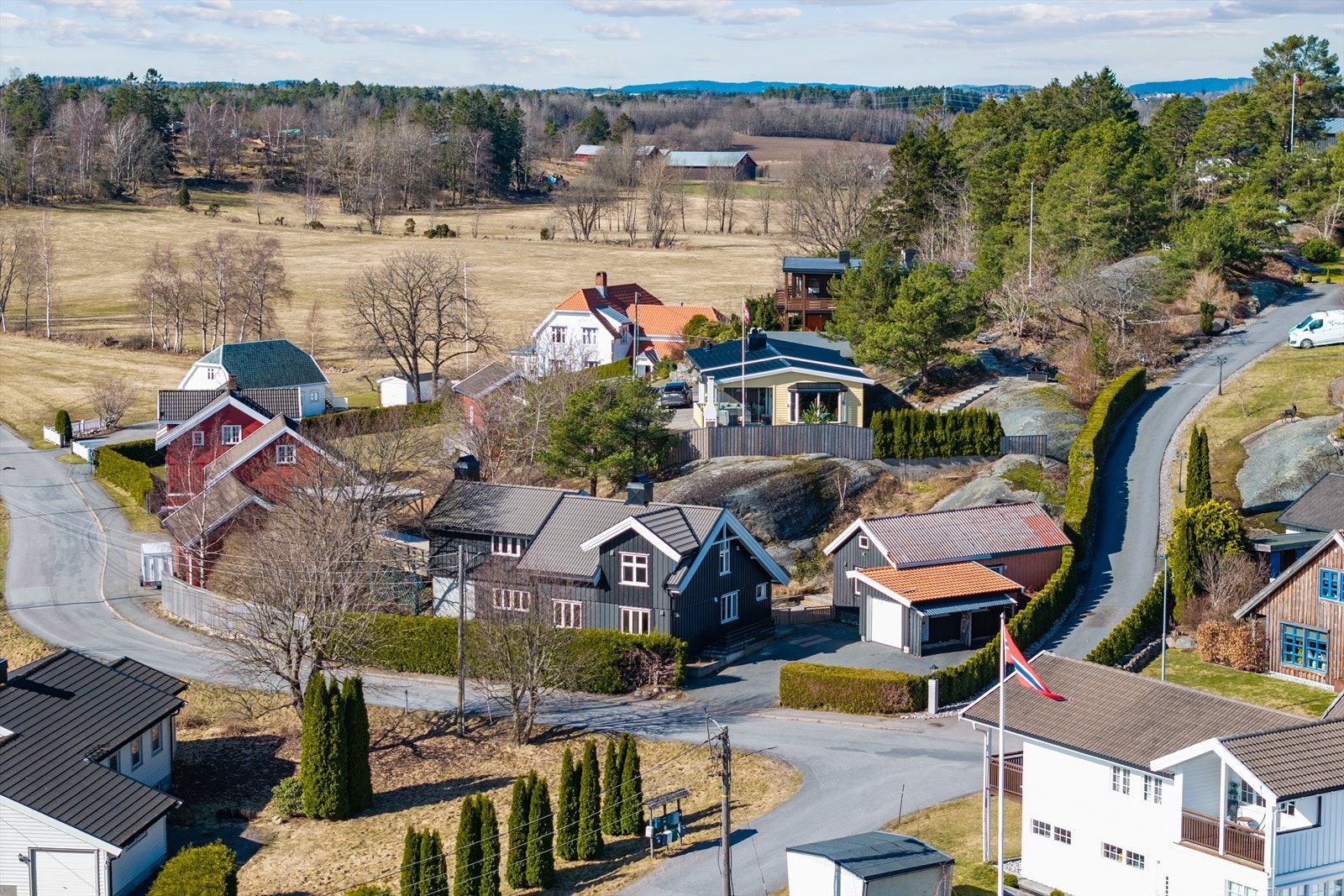 Med gangavstand til båtplass i Ærfuglveien ligger alt til rette for å nyte sommerdager på fjorden, spontane badeturer, fisketurer og det gode båtlivet Sandefjord er så kjent for. Galleribilde
