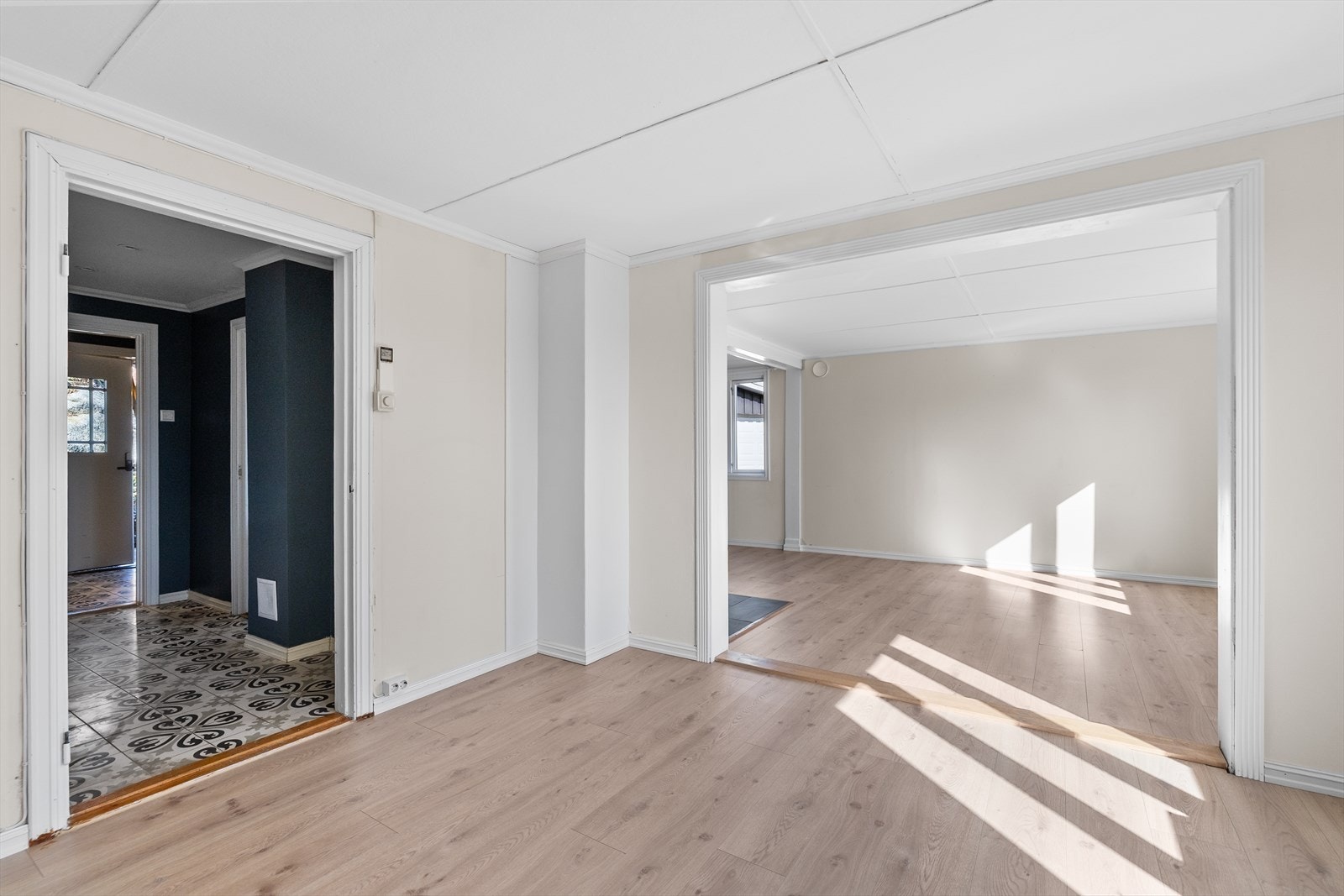I hovedetasjen finner man en romslig stue og spisestue med delvis åpen kjøkkenløsning, ganger, bad og ett soverom. Galleribilde