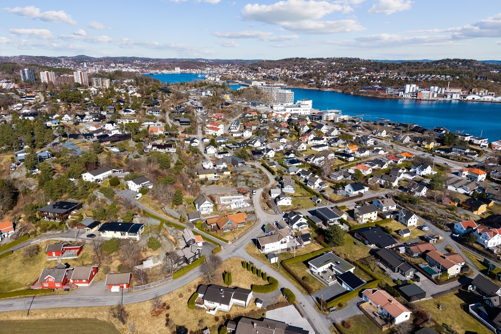 Tilgang til Sandefjordsfjorden er for mange en livskvalitet i seg selv, og her følger denne muligheten med boligen. Galleribilde
