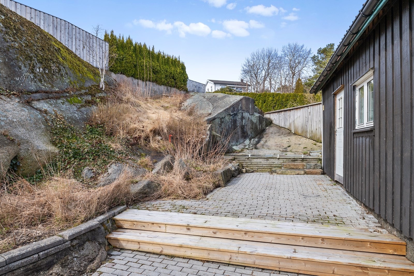 Det er i dag innredet som gjesterom og hobbyrom, men gjesterommet er ikke godkjent for varig oppholdsrom. Galleribilde