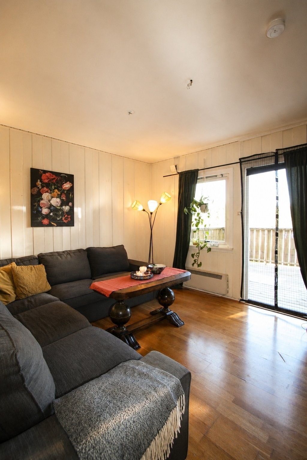 Soverom 1 (i dag benyttet som stue), med utgang til veranda Galleribilde