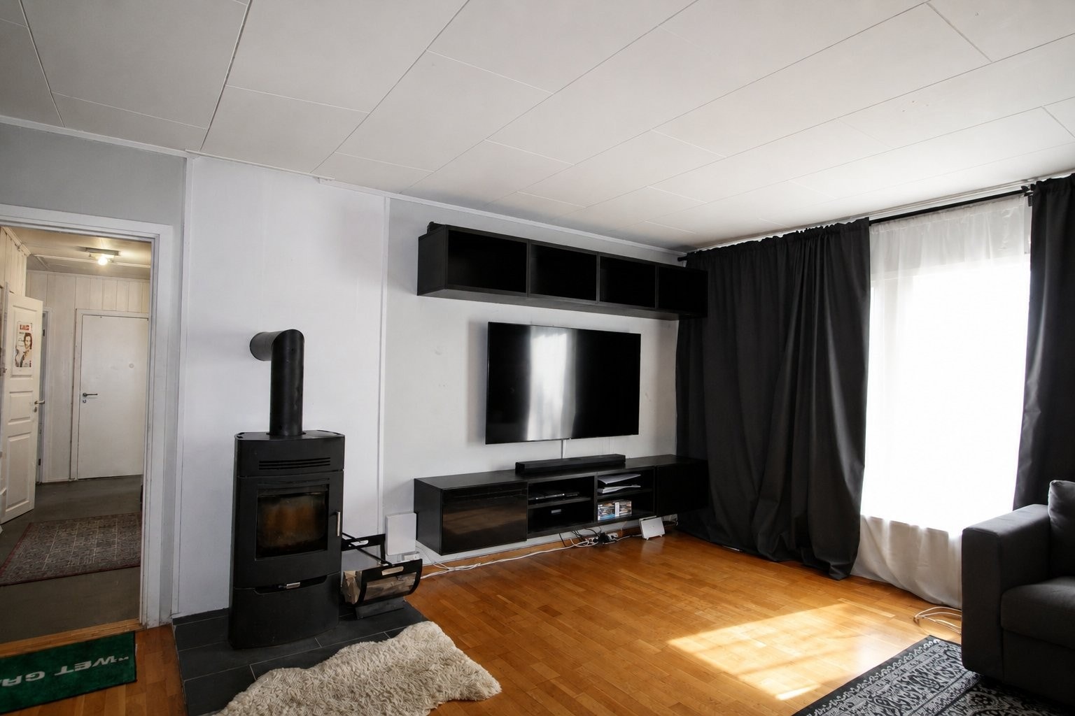 Det er peis på stuen i både hovedetasjen og utleiedelen. Galleribilde