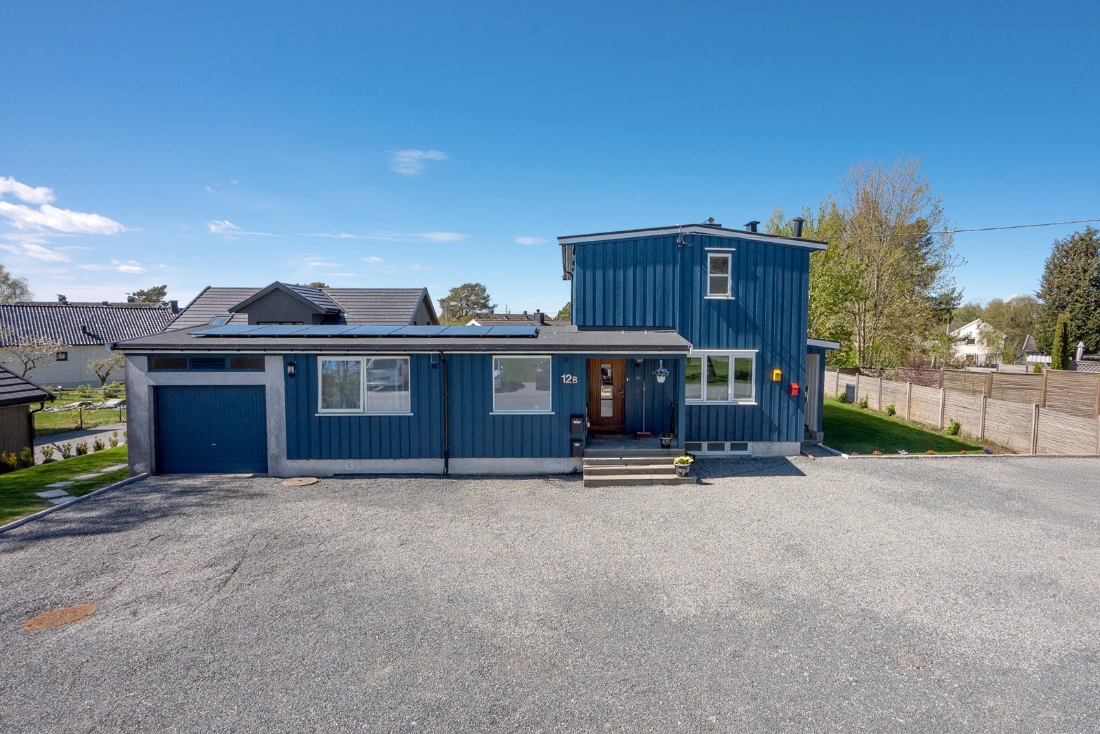 Svært gode parkeringsmuligheter på egen, gruset gårdsplass. Det er montert elbillader. Galleribilde