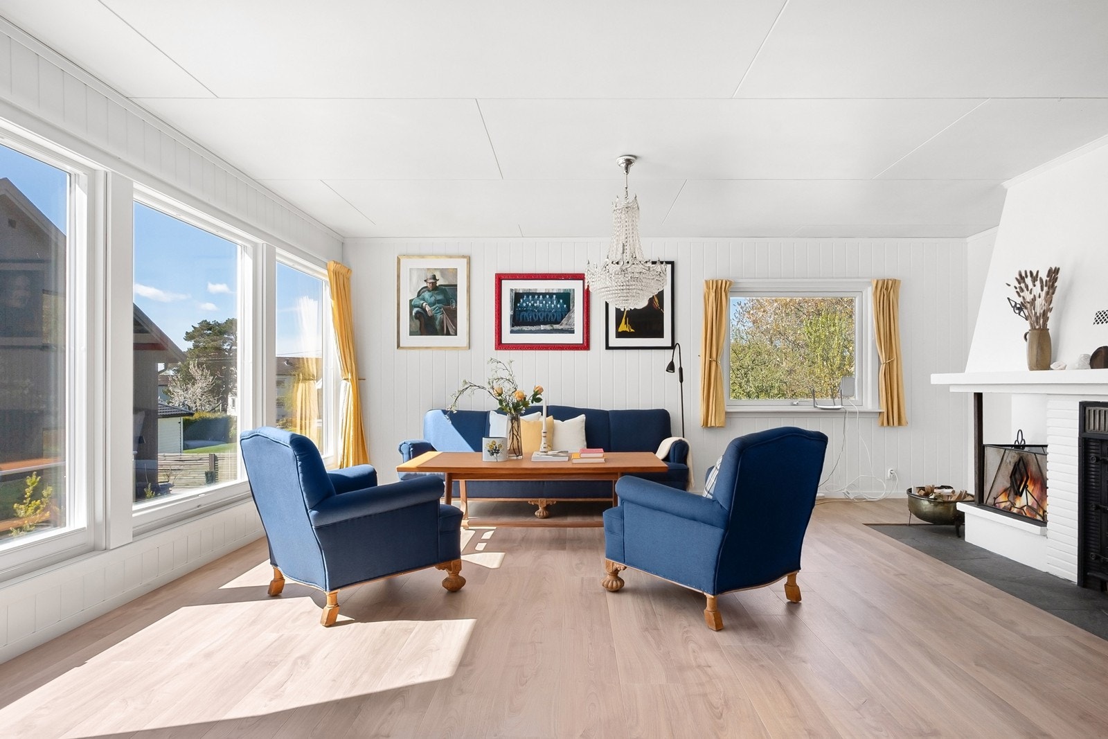 Stuen fremstår som et lyst og innbydende allrom, med rikelig med dagslys fra vindusflater mot syd og vest. Galleribilde
