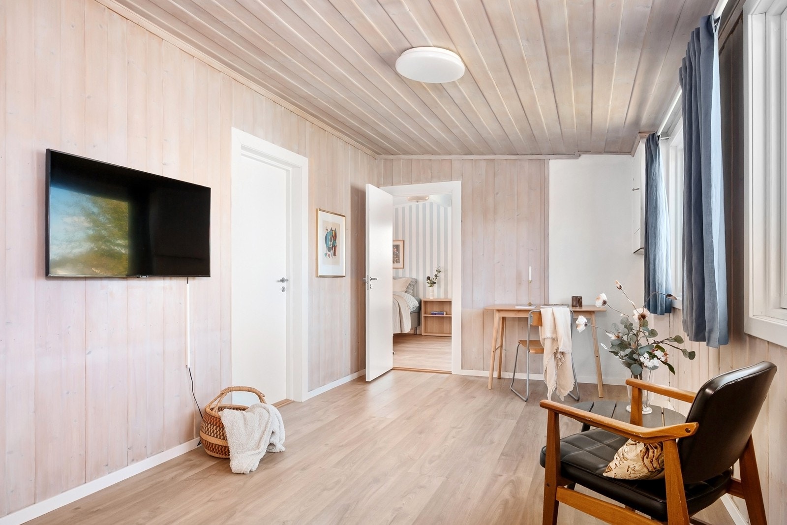 Vel oppe er en praktisk mellomgang med plass til kontorpult, lesehjørne eller ekstra oppbevaring. Galleribilde
