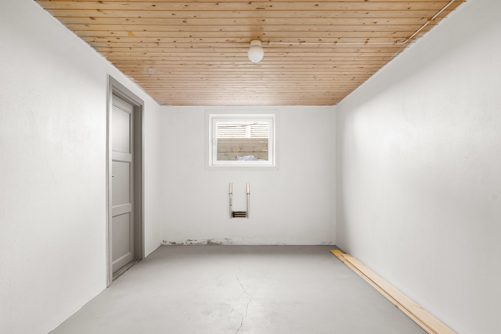 I dag er kjeller i hovedsak bodareal. Rommene har fått nye vinduer, omsøkt til hoveddel og klar for innredning. Galleribilde