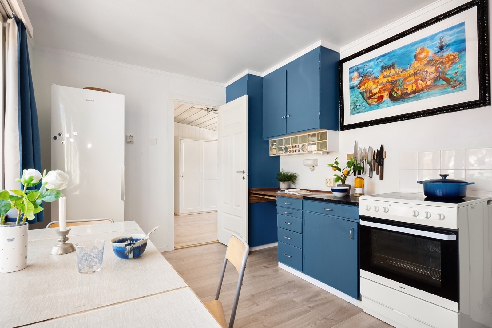 Kjøkkenet ligger adskilt fra stuen med adkomst fra gangen, og har også forbindelse videre mot stuen fra motsatt side. Galleribilde