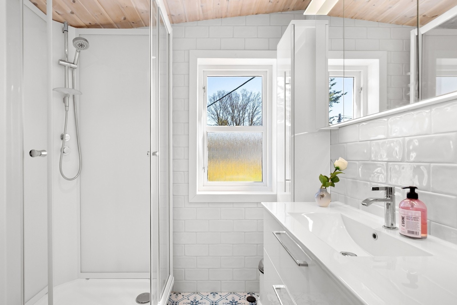 Badet i etasjen er fra 2023, med delikate, flislagte overflater og gulvvarme. Innredningen byr på god oppbevaringsplass i servantskuffer, høyskap og speilskap. Galleribilde