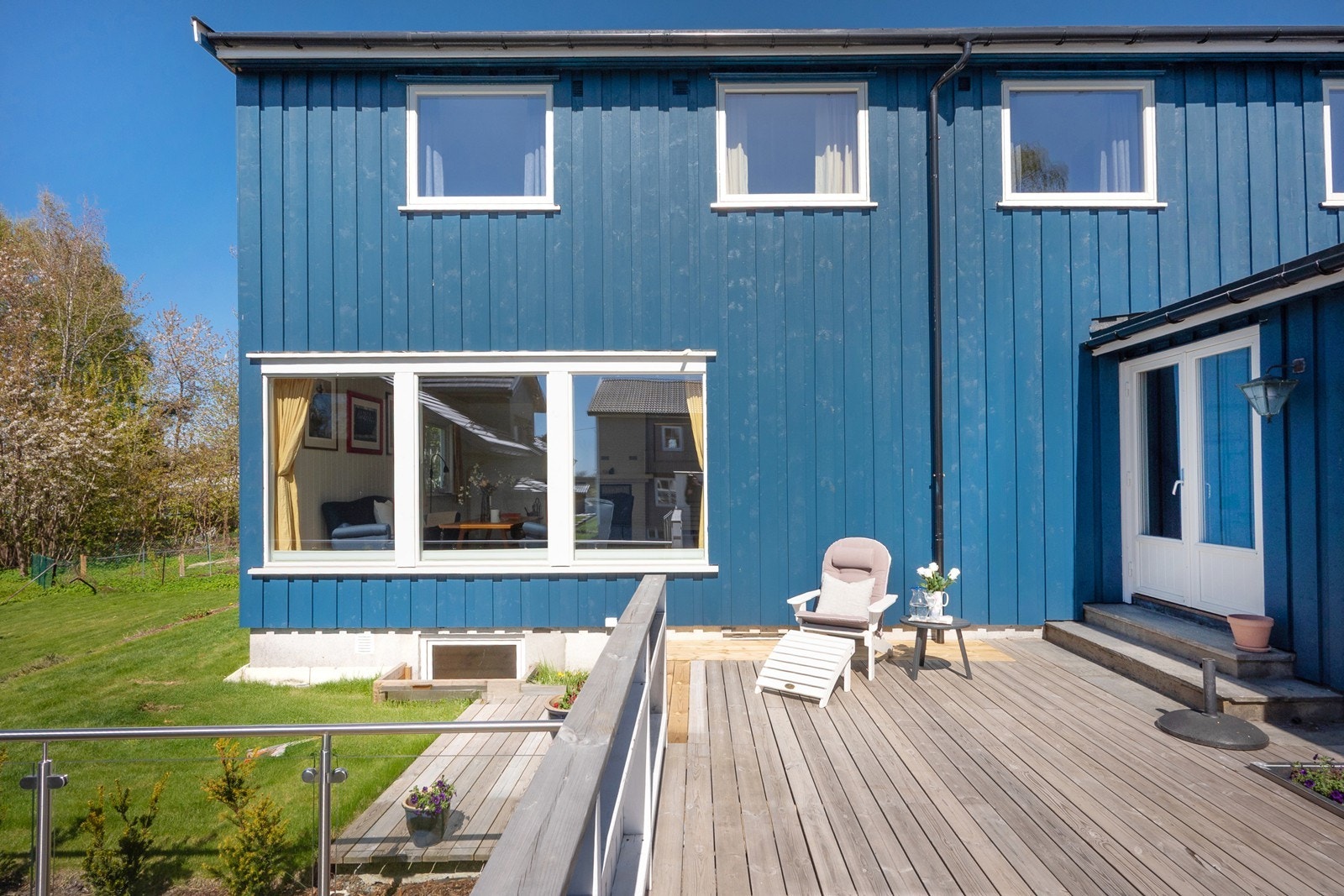 Uteplassene ligger skjermet på baksiden av boligen, med fine soner vendt mot vest. Galleribilde