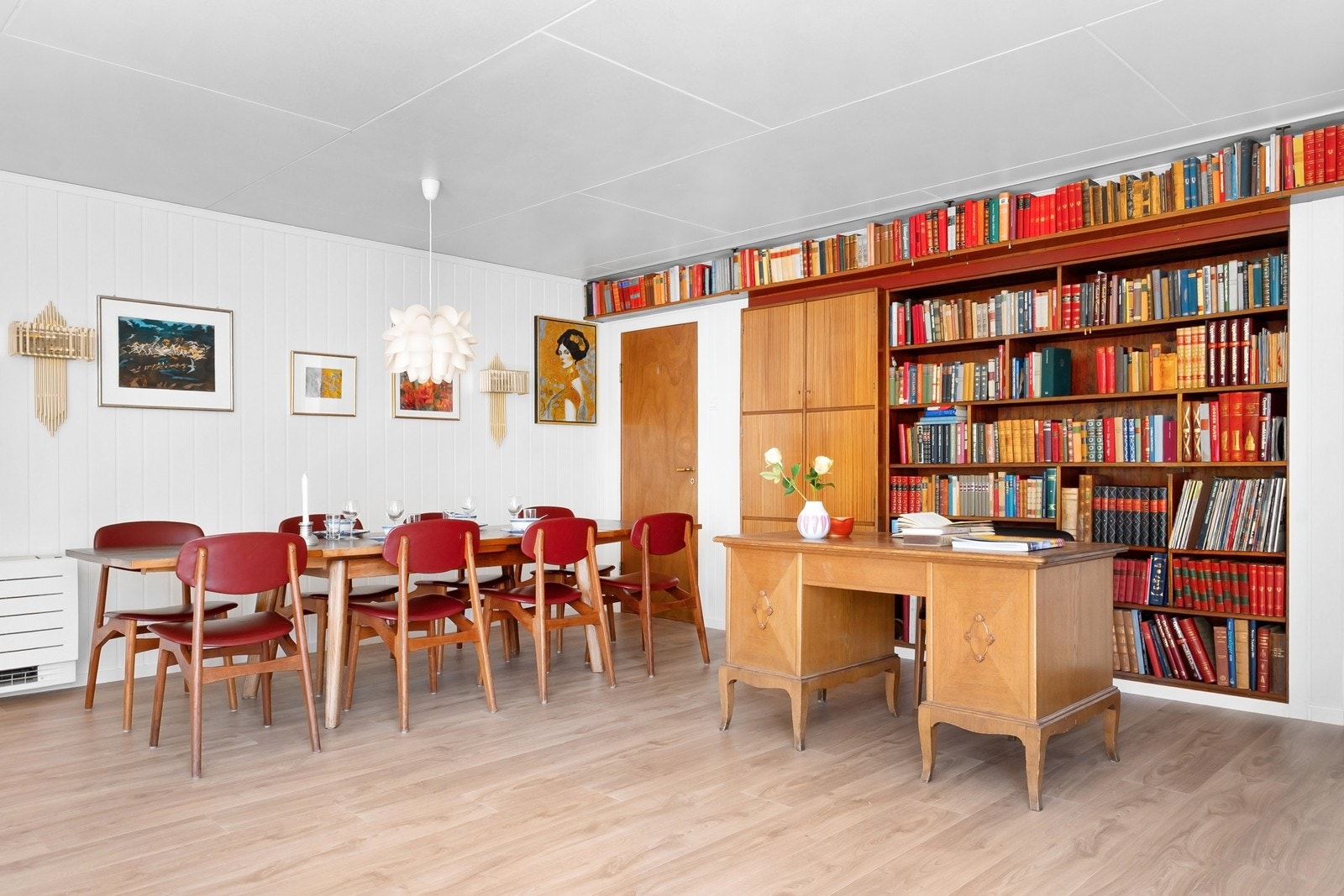Den åpne løsningen mot spisestuen forsterker romfølelsen og gjør dette til et sosialt og funksjonelt oppholdsrom. Galleribilde
