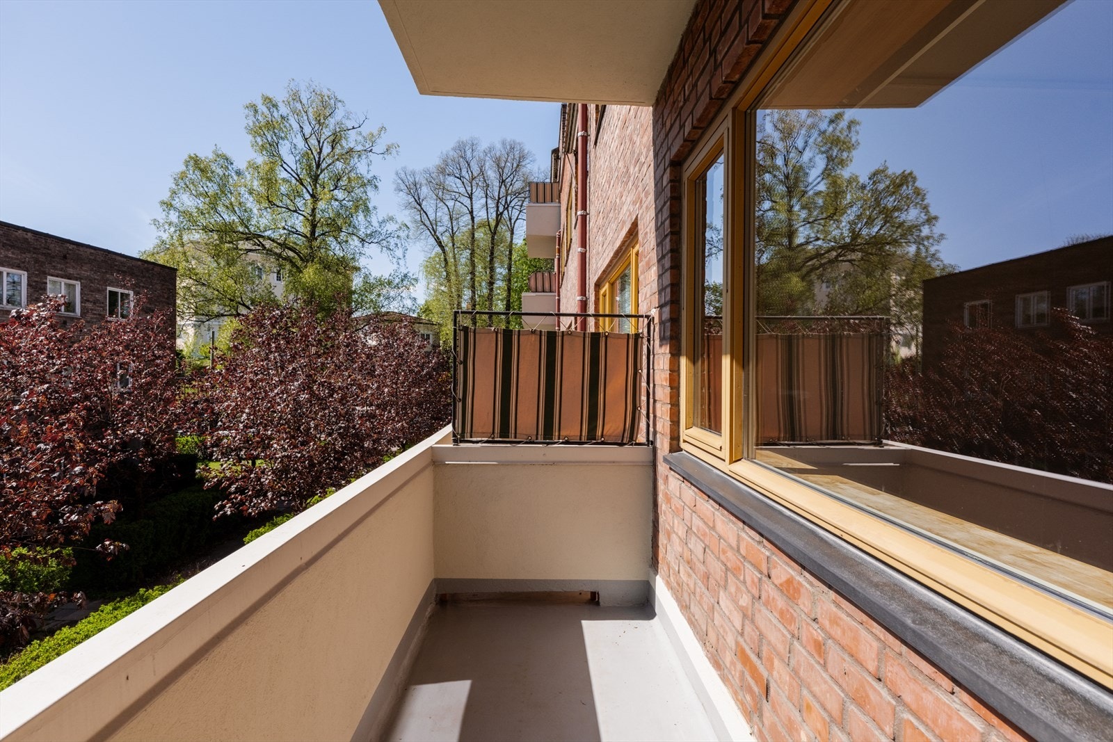 Balkongen er 4 m² og har plass til en hyggelig sittegruppe. Galleribilde