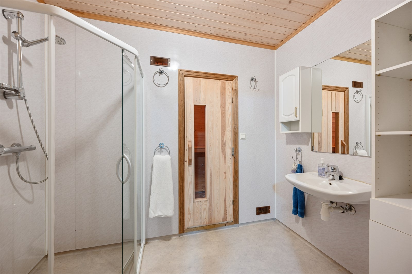 Badet i underetasjen har panelovn, gulvbelegg og våtromsplater Galleribilde