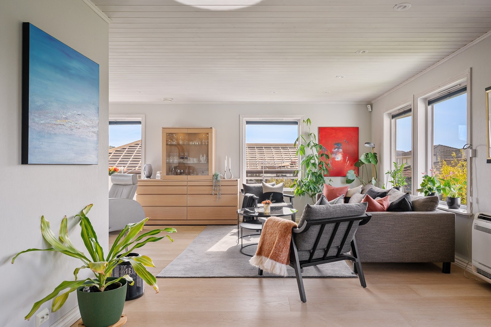 Gulvet har en lys parkett i 1-stavs design, kombinert med lysegrå vegger for et delikat uttrykk. Galleribilde