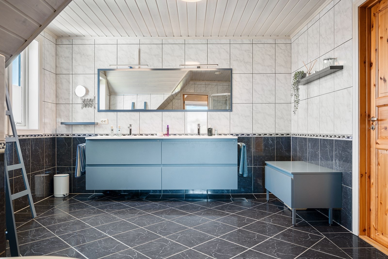 Loftsbadet er helfliset, med adkomst fra både stuen og et walk-in closet på hovedsoverommet. Galleribilde