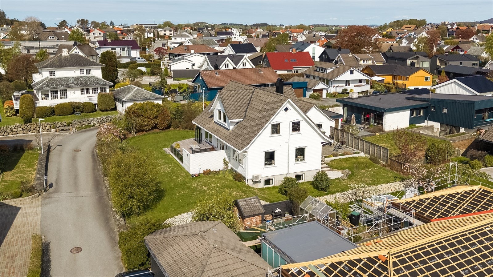 Beliggenheten er ideell for familier, i trygge og rolige omgivelser med kort gangavstand til skole, barnehage og stort idrettsanlegg Galleribilde
