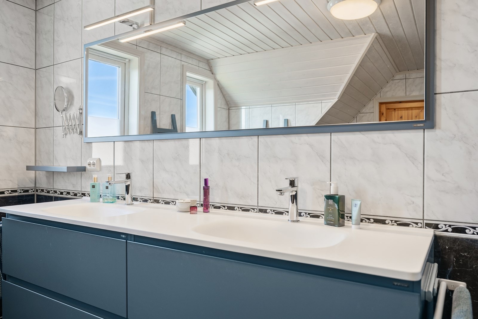 Badet er av god størrelse, og har gulvvarme, vegghengt toalett og et dushjørne med skyvedør av glass. Galleribilde