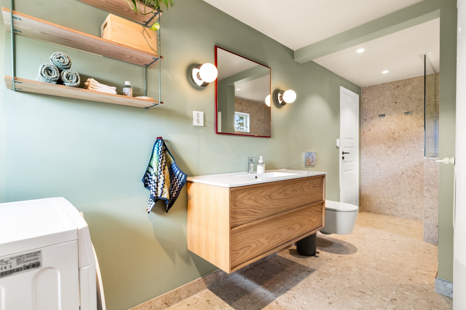 Badet har en god størrelse og kombinerer bad og vaskerom på en praktisk og funksjonell måte. Galleribilde