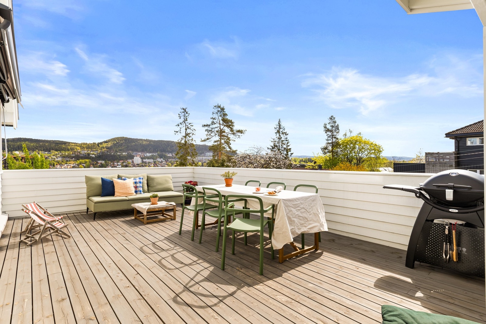 Her kan du nyte solen på en stor sydvendt terrasse med masse plass til møblering. Galleribilde